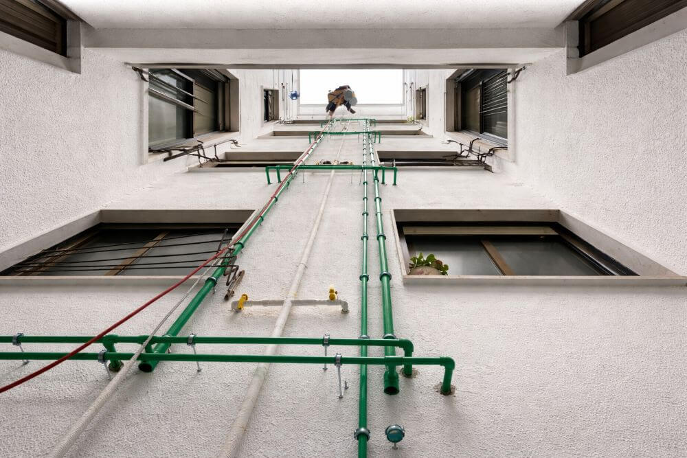 Impermeabilización de fachadas y patios de luces evita filtraciones y humedades de forma eficaz Impermeabilización de fachadas y patios de luces